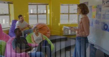 Ofiste toplanan çeşitli meslektaşlar üzerinde finansal veri işleme animasyonu. Dijital olarak oluşturulan küresel finans, iş, takım çalışması ve veri işleme kavramı.