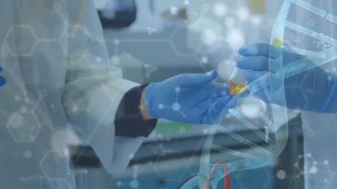 Bilimsel veri işleme ve DNA iplikçiklerinin laboratuvardaki bilim adamları üzerinde canlandırılması. Küresel bilim, bağlantılar, hesaplama ve veri işleme kavramı dijital olarak oluşturulmuş video.