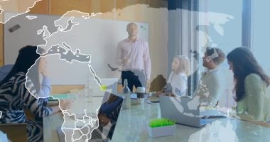 Ofisteki çeşitli iş adamları üzerinde dünya haritası ve finansal veri işleme animasyonu. Küresel iş, finans, bağlantılar, hesaplama ve veri işleme kavramı dijital olarak oluşturulmuş video.