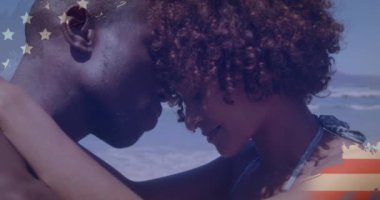 Sahilde birbirini kucaklayan Afro-Amerikan çifte karşı Amerikan bayrağının animasyonu. Amerikan bağımsızlığı vatansever tatil konsepti