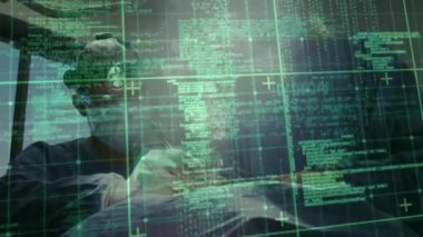 Hastanedeki çeşitli cerrahlar üzerinde veri işleme animasyonu. Küresel tıp, sağlık hizmetleri, bilgisayar ve veri işleme kavramı dijital olarak oluşturulmuş video.