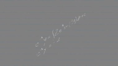 Gri arkaplan üzerinde beyaz matematiksel denklemlerin ve diyagramların animasyonu. Dijital olarak üretilen hologram, illüstrasyon, toplamlar, formüller, soyut, çözümler ve eğitim kavramı.
