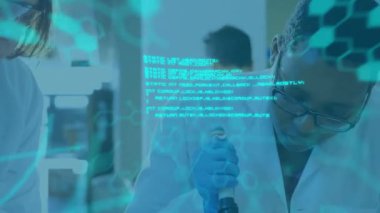 Afrika kökenli Amerikalı kadın bilim adamı üzerinde bilimsel veri işleme animasyonu. Küresel bilim, araştırma, bağlantılar, hesaplama ve veri işleme kavramı dijital olarak oluşturulmuş video.