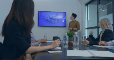 Ofisteki çeşitli iş adamları üzerinde finansal veri işleme animasyonu. Küresel iş, finans, bağlantılar, hesaplama ve veri işleme kavramı dijital olarak oluşturulmuş video.