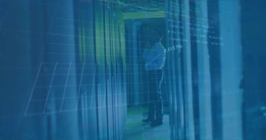 Veri sunucularını inceleyen Afro-Amerikan erkek mühendis üzerinde bilgi arayüzü animasyonu. Dijital bileşik, grafik, iş, rapor, veri, güvenlik, ağ, veri merkezi, teknoloji.