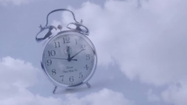 Çalar saatin animasyonu gökyüzündeki bulutların üzerinde hızlı hareket ediyor. Zaman, hız, üretkenlik ve iş konsepti dijital olarak oluşturulmuş video.