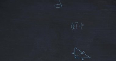 Matematiksel veri işlemenin siyah arkaplan üzerindeki animasyonu. Küresel bilim, iş dünyası, ağlar, bağlantılar, hesaplama ve veri işleme kavramı dijital olarak oluşturulmuş video.