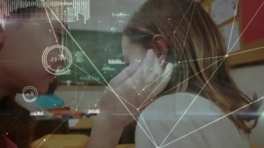 Çeşitli kızların arkadaşlarının kulağına gizli şeyler fısıldaması üzerine bağlantılı noktaların ve grafik simgelerinin animasyonu. Dijital bileşik, çoklu pozlama, iletişim, rapor, iş ve çocukluk kavramı.