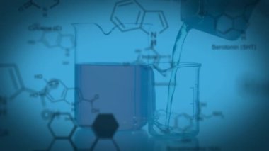 Laboratuvar şişesinde mavi arka plana düşen sıvının üzerindeki molekül yapılarının animasyonu. Dijital bileşik, çoklu pozlama, anatomi, araştırma, sıvı, deney ve bilim konsepti.