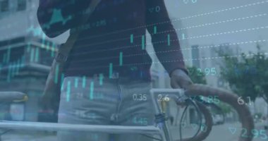 Akıllı telefon kullanan Afro-Amerikan iş adamı üzerinden finansal veri işleme animasyonu. Küresel iş, ağlar, bağlantılar, hesaplama ve veri işleme kavramı dijital olarak oluşturulmuş video.