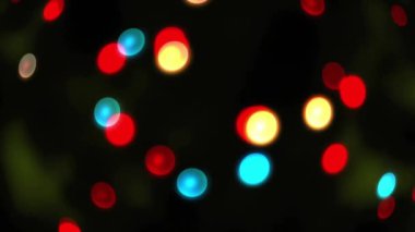 Siyah arkaplandaki renkli ışık noktalarının canlandırması. Noel, kutlama, ışık ve renk konsepti dijital olarak oluşturulmuş video.