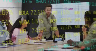 Çeşitli meslektaşların ofiste toplanması üzerine borsa animasyonu. İş, finans ve iletişim konsepti dijital olarak oluşturulmuş video.