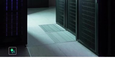 Bilgisayar sunucularında ekolojik simgelerin ve veri işlemlerinin animasyonu. Küresel iş, bağlantılar, hesaplama ve veri işleme kavramı dijital olarak oluşturulmuş video.