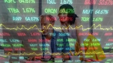 Ofisteki çeşitli iş adamları üzerinde finansal veri işleme animasyonu. Küresel iş, ağlar, hesaplama, veri işleme ve bağlantılar konsepti dijital olarak oluşturuldu.