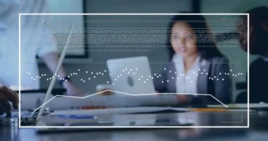 Ofisteki çeşitli iş adamlarının veri işleme ve istatistiklerinin animasyonu. Küresel iş, finans, bilgisayar ve veri işleme kavramı dijital olarak oluşturulmuş video.