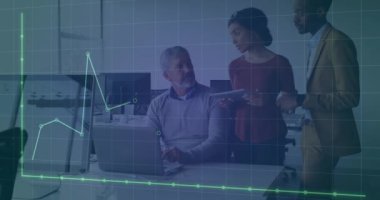 Çeşitli iş adamları üzerinde finansal veri işleme animasyonu. Küresel finans, iş, bağlantılar, hesaplama ve veri işleme kavramı dijital olarak oluşturulmuş video.
