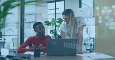 Dizüstü bilgisayarla ilgili raporları tartışan çeşitli kadın çalışanlar üzerinde grafiklerin ve kürelerin animasyonu. Dijital bileşim, çoklu pozlama, iş, planlama, küreselleşme, takım çalışması ve teknoloji.