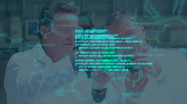 Laboratuvardaki çeşitli bilim adamları üzerinde bilimsel veri işleme animasyonu. Küresel araştırma, tıp, bilim, hesaplama ve veri işleme kavramı dijital olarak oluşturulmuş video.