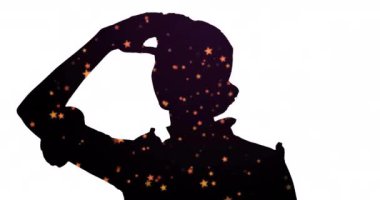 Alnında el olan ve uzaklara bakan kadın silüetinde noktaların canlandırması. Dijital olarak üretilen hologram, illüstrasyon, aydınlanma, gölge, parçacıklar ve soyut kavram.