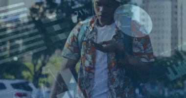 Sokakta akıllı telefondan konuşan Afrikalı Amerikalı bir adamın istatistiksel veri işleme animasyonu. Bilgisayar arayüzü ve iş veri teknolojisi kavramı