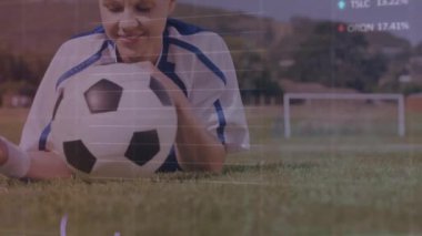 Beyazlı kadın futbolcu üzerinden finansal veri işleme animasyonu. Küresel spor, iş dünyası, ağlar, bağlantılar, hesaplama ve veri işleme kavramı dijital olarak oluşturulmuş video.