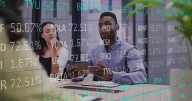 Çeşitli meslektaşların ofiste toplanması üzerine borsa animasyonu. İş, finans ve iletişim konsepti dijital olarak oluşturulmuş video.