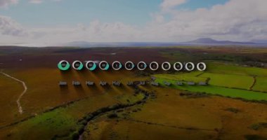 Kanyonlar ve dağlar üzerindeki aylık istatistik çizelgelerinin animasyonu. Doğa, küresel finans, istatistik, hesaplama ve veri işleme kavramı dijital olarak oluşturulmuş video.