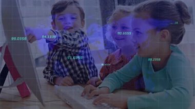 Bilgisayar kullanarak çeşitli okul öğrencileri üzerinde finansal veri işleme animasyonu. Küresel eğitim, ağlar, hesaplama, veri işleme ve bağlantılar konsepti dijital olarak oluşturuldu.