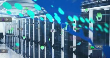 Bilgisayar sunucularında ekolojik simgelerin ve veri işlemlerinin animasyonu. Küresel iş, bağlantılar, hesaplama ve veri işleme kavramı dijital olarak oluşturulmuş video.