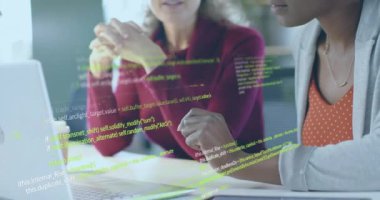 Ofisteki çeşitli iş adamları üzerinde finansal veri işleme animasyonu. Küresel iş, finans, bilgisayar ve veri işleme kavramı dijital olarak oluşturulmuş video.