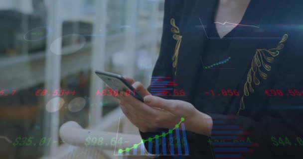 使用智能手机在高加索女商人身上进行金融数据处理动画 全球商业 计算和数据处理概念 — 图库视频影像