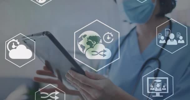 Animering Medicinska Ikoner Över Kaukasisk Kvinnlig Läkare Ansiktsmask Med Tablett — Stockvideo