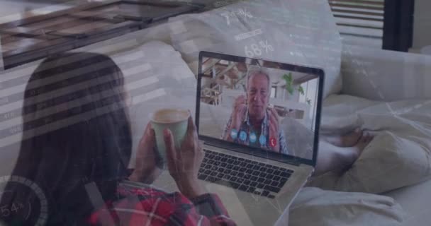 在笔记本电脑上用高加索女人视频与老年人通话的信息界面动画 数字合成 咖啡杯 — 图库视频影像