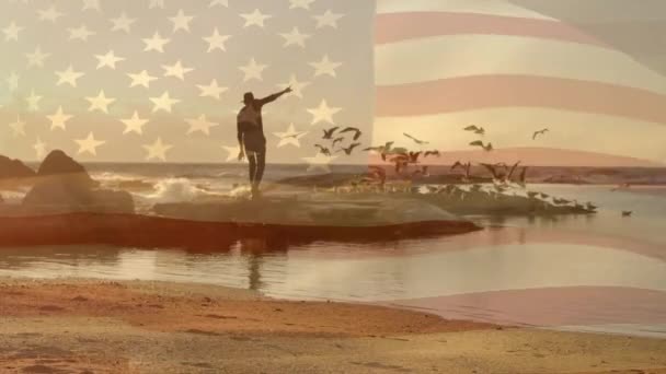 Animación Bandera América Sobre Hombre Caucásico Sombrero Corriendo Sobre Rocas — Vídeo de stock