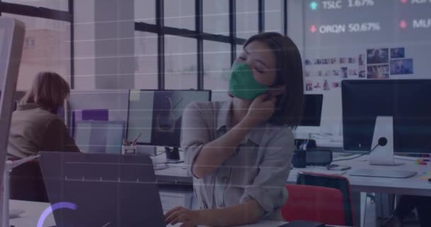 オフィスで顔面マスクの笑顔を取り除くアジア女性を介して株式市場データ処理のアニメーション グローバル経済とビジネスデータ技術コンセプト — ストック動画