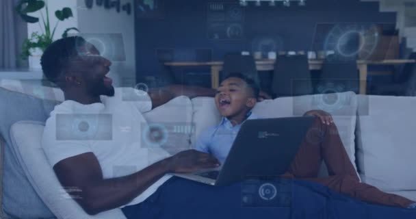 Animación Datos Sobre Padre Hijo Afroamericanos Felices Usando Ordenador Portátil — Vídeos de Stock