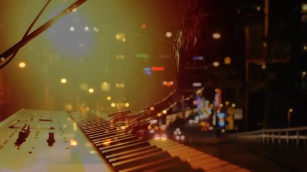 Кавказская Певица Поет Играет Клавишных Время Концерта Над Городом Ночью — стоковое видео