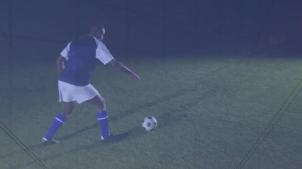 在非洲裔美国足球运动员踢球的过程中 用不断变化的数字来动画图形 数字合成 多重曝光 体育和竞争概念 — 图库视频影像