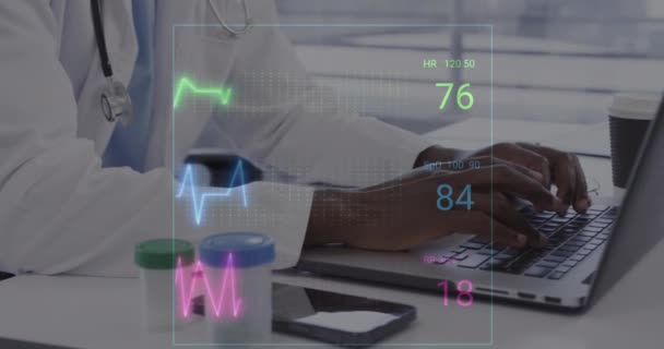 Animazione Del Cardiofrequenzimetro Contro Metà Sezione Del Medico Maschile Utilizzando — Video Stock