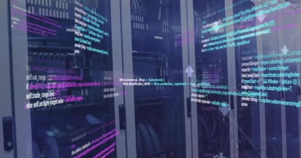 サーバールーム内のデータサーバーラック上の接続された矢印とコンピュータ言語のアニメーション デジタル複合 複数の露出 コミュニケーション コーディング プログラミング言語 データセンター — ストック動画
