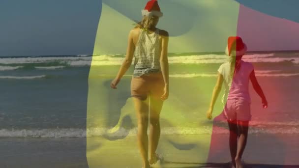 Анимация Бельгийского Флага Над Кавказской Матерью Дочерью Рождественских Шляпах Пляже — стоковое видео