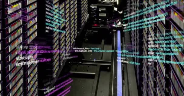 大規模なデータサーバールーム上の多色コンピュータ言語のアニメーション デジタル複合 複数の露出 コーディング プログラミング言語 データセンター ネットワーキング テクノロジーコンセプト — ストック動画