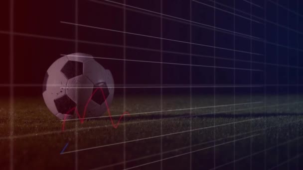 サッカーボールを蹴る白人プレーヤーの低いセクション上の複数のグラフと数字のアニメーション デジタル複合 ビジネス レポート チャート スポーツ サッカー 地上競争 — ストック動画