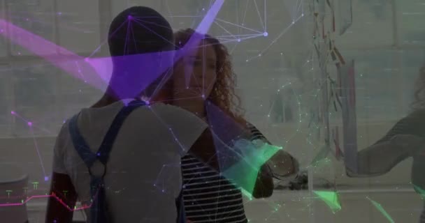 ライトアップされたコネクテッドドットと多様な女性同僚のブレインストーミングのアニメーション デジタル複合 テレコム ビジネス チームワーク オフィス プランニング アイデア — ストック動画