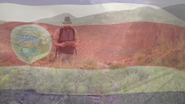 Animazione Bandiera Costa Sventola Uomo Caucasico Con Mappa Piedi Montagna — Video Stock