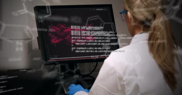 실험실에서 코카서스 과학자를 데이터 처리의 애니메이션 글로벌 컴퓨팅 데이터 디지털 — 비디오