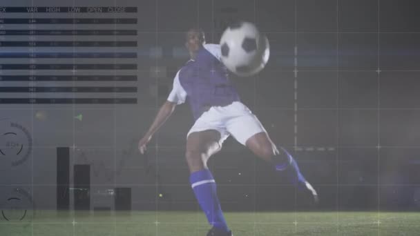 非洲裔美国男性足球运动员的财务数据处理动画 全球体育 计算和数据处理概念 — 图库视频影像