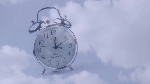 Animação Despertador Movendo Rapidamente Sobre Nuvens Céu Tempo Velocidade Produtividade — Vídeo de Stock