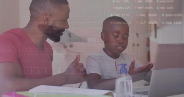 Animación Junta Comercio Gráficos Sobre Padre Hijo Afroamericanos Estudiando Sobre — Vídeo de stock