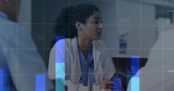 Grafiklerin Animasyonu Değişen Numaralar Farklı Doktorların Hasta Raporlarını Tartışması Dijital — Stok video